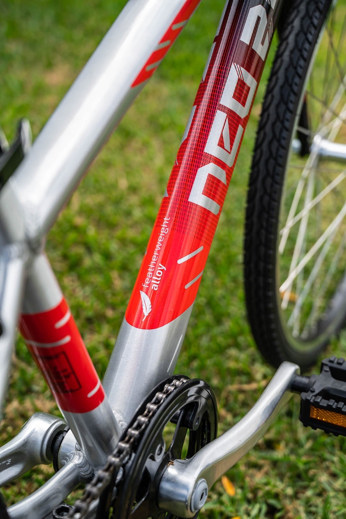 Neo+ 24 7s Boys Brushed Alloy / Black, Red Fade