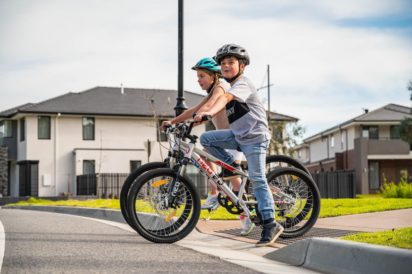 Neo Disc+ 20 6s Boys Brushed Alloy / Red / Black